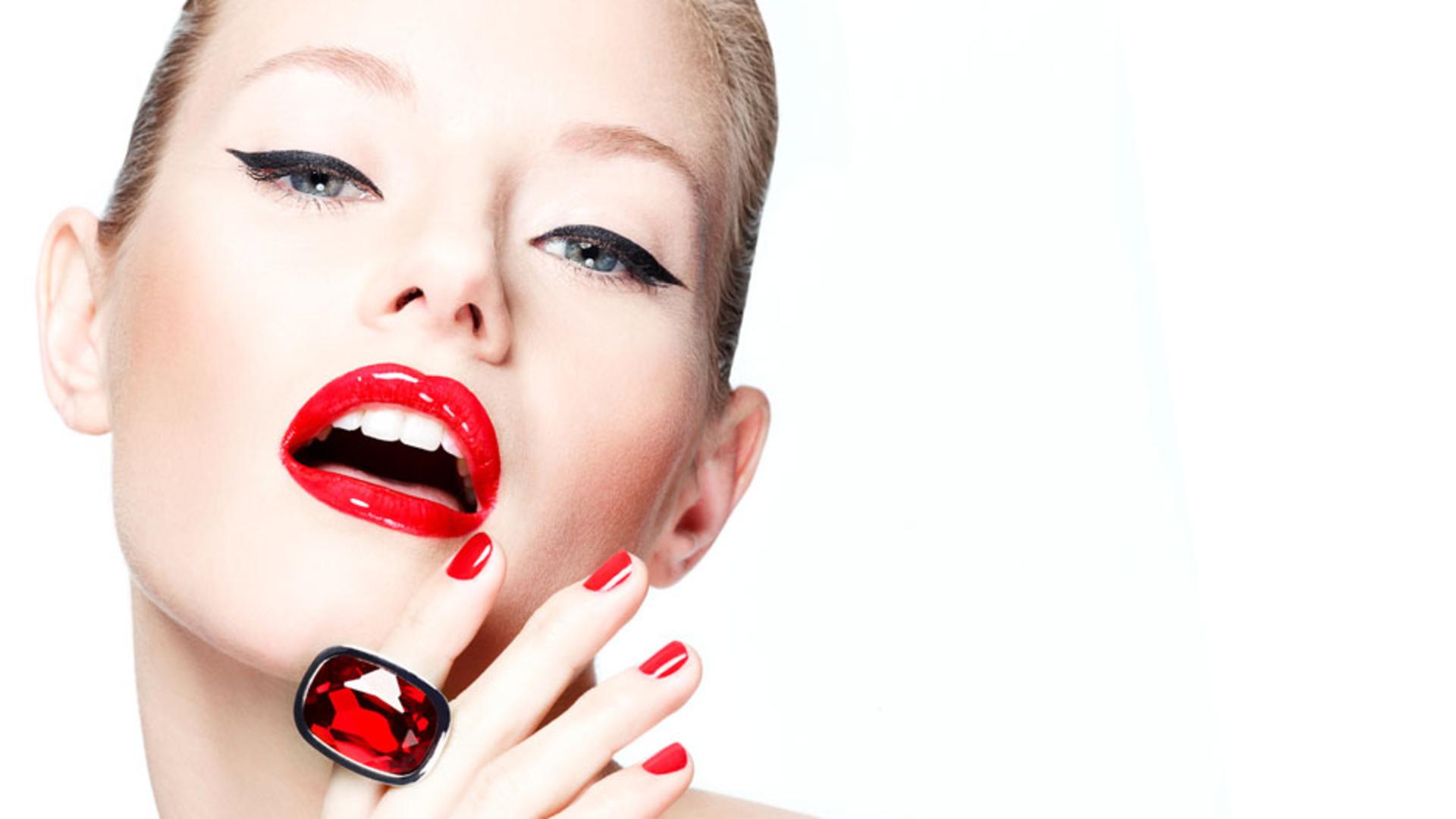 Makeup trends red lipstick